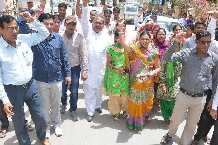 अब कैसे होंगे कार्य ? बीडीओ, मंत्रालयिक कर्मचारी भी ग्रामसेवकों के साथ कलमबंद हड़ताल पर