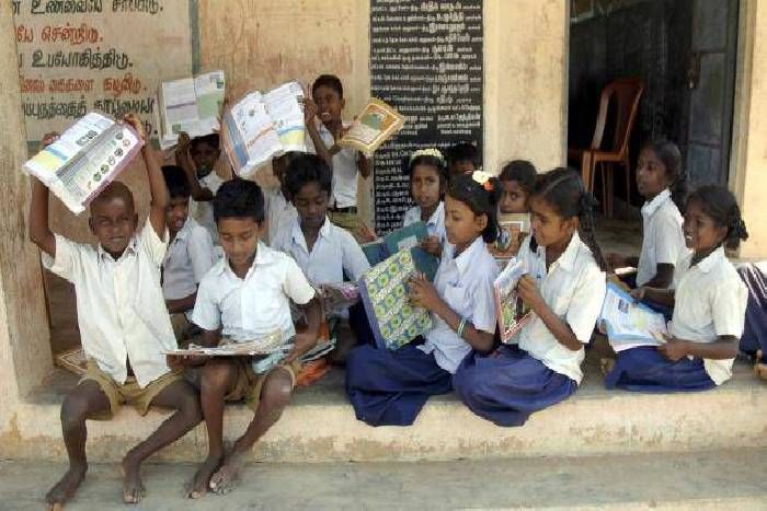 students in class
ये लो स्कूल तो खुले लेकिन टीचर्स को तो अभी और मस्ती करनी है