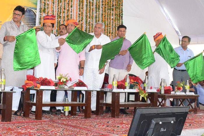 सरदारशहर-रतनगढ़ ट्रैक का लोकार्पण : नेता व हजारों लोग चिल्लाते रहे लेकिन प्रभु ने नहीं सुनी और स्टेज से झंडी दिखाकर चल दिए