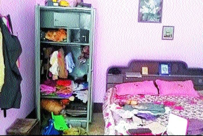 आरएमपी के घर से लाखों के सोने-चांदी के गहने पार