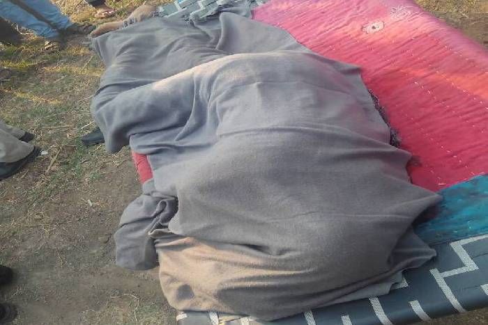 OMG! खेत पर सो रहे किसान को कुल्हाड़ी से काट लाश के कर गए टुकड़े-टुकड़े