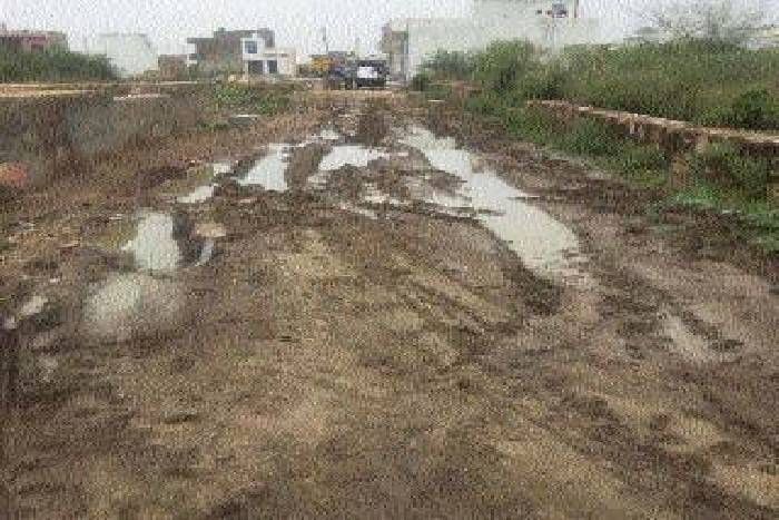 कीचड़ से गुजरना हुआ मुश्किल
वाहन चालक हो रहे गिरकर घायल