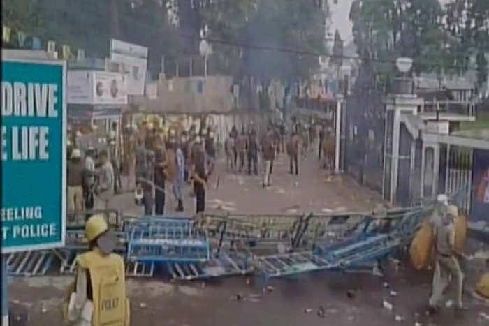 दार्जिलिंग में हिंसा के बाद सड़कों पर फिर उतरी सेना, पृथक राज्य की मांग पर दिल्ली में भी प्रदर्शन