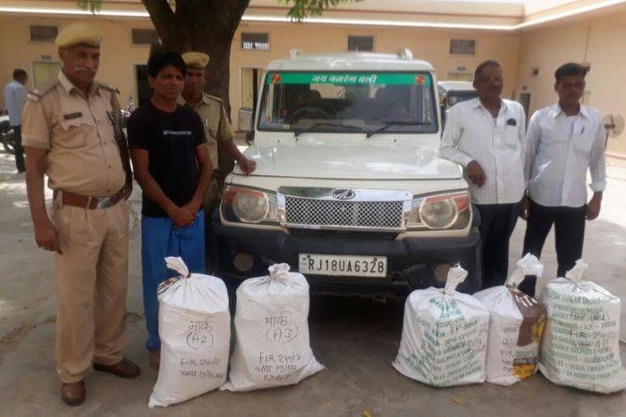 अवैध शराब लेकर भाग रहे थे, अचानक से सामने आ गई पुलिस, फिर शुरु हुआ खेल...