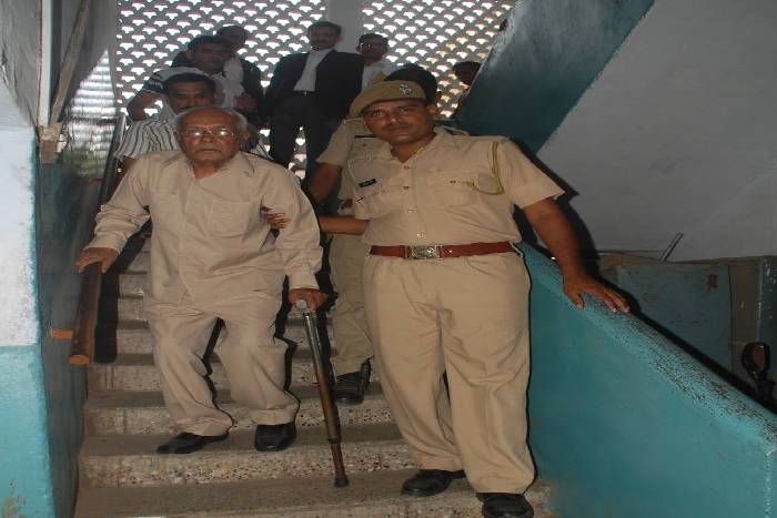 five years imprisonment for earning more than income काली कमाई की सजाः पदोन्नति होती रही, 'कमाई' बढ़ती गई
