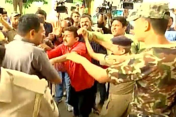 Tejaswi Yadav VIDEO: पटना में तेजस्वी यादव के सुरक्षाकर्मियों ने पत्रकारों के साथ की धक्का-मुक्की, मीडियाकर्मियों ने किया विरोध