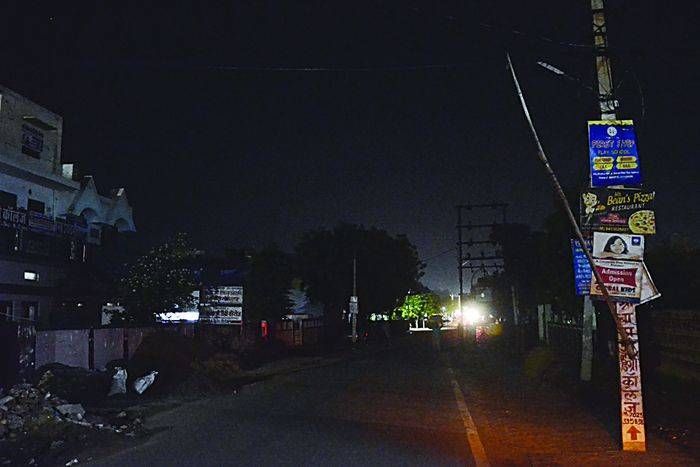 बड़ा अफसर ही मिला, ठेकेदार नहीं दे रहा भाव