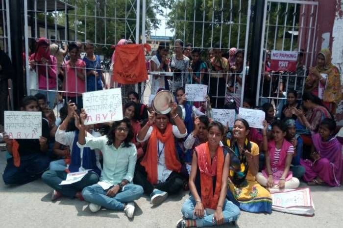 Student's Protest in Commerce College for Admission सड़क पर लगी क्लास, थाली बजाकर सरकार को जगाया