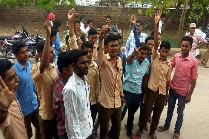 pokaran collge जुलूस निकालकर की परीक्षा परिणाम जारी करने की मांग