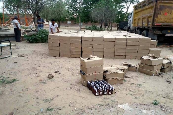 jaisalmer crime डम्पर से 650 कार्टन अवैध शराब बरामद, चालक गिरफ्तार