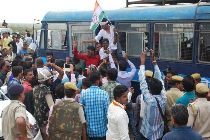 Congress worker protest for Hanging Bridge opening हैंगिंग ब्रिज चालू करवाने के लिए कांग्रेस कार्यकर्ताओं ने किया जमकर प्रदर्शन, गिरफ्तारियां दी
