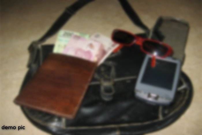 Put dirt on clothes and stolen bag of two lakhs ru डूंगरपुर : कपड़ों पर गंदगी डालकर दो लाख से भरा बेग ले उड़ा उचक्का