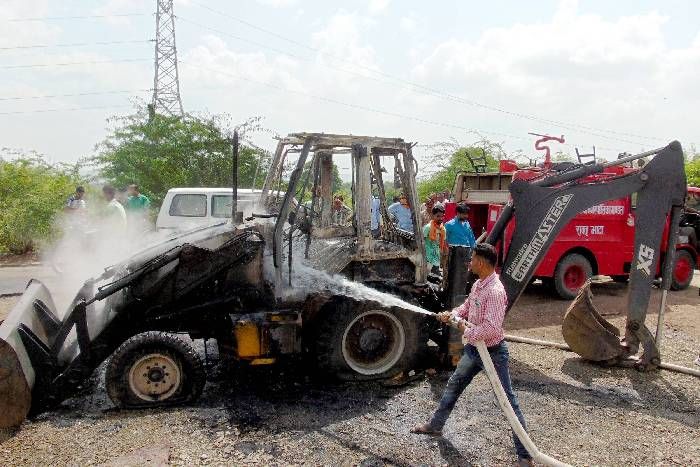 चंबल पुल पर खड़ी जेसीबी में अचानक लगी भीषण आग, ब्लास्ट के डर से मची भगदड़, गिर पड़े लोग