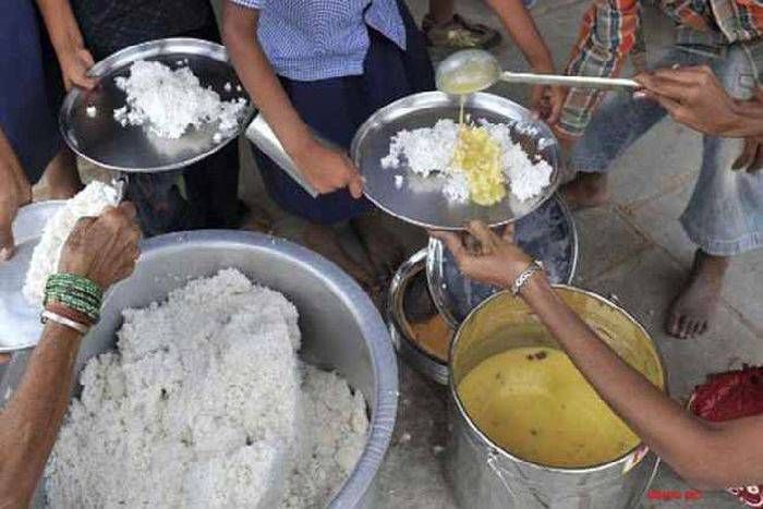bhojan पोषाहार खाने के दौरान हुई बच्चों को उल्टी