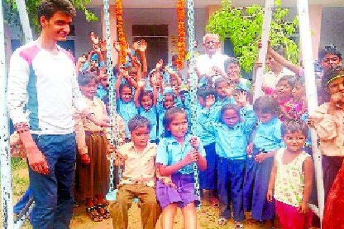 मिसाल: युवक का अनूठा जज्बा...जन्मदिन पर पॉकेटमनी से खरीदा जरूरतमंद बच्चों के लिए झूला