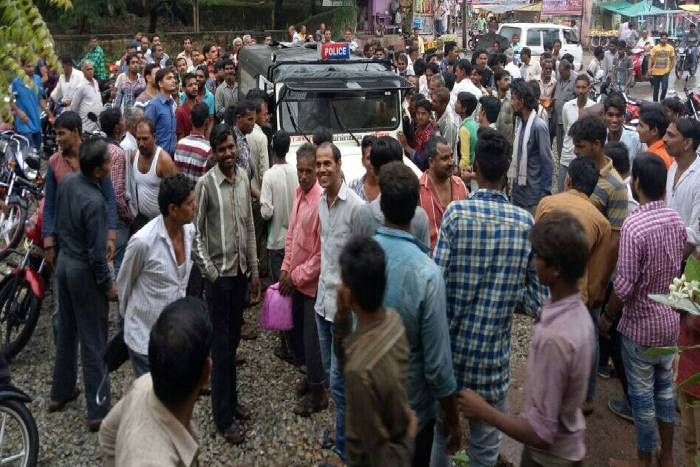 प्रतापगढ़ युवतियों की कारस्तानी, बैंक में महिला के बैग से 50 हजार रूपए हुए चोरी