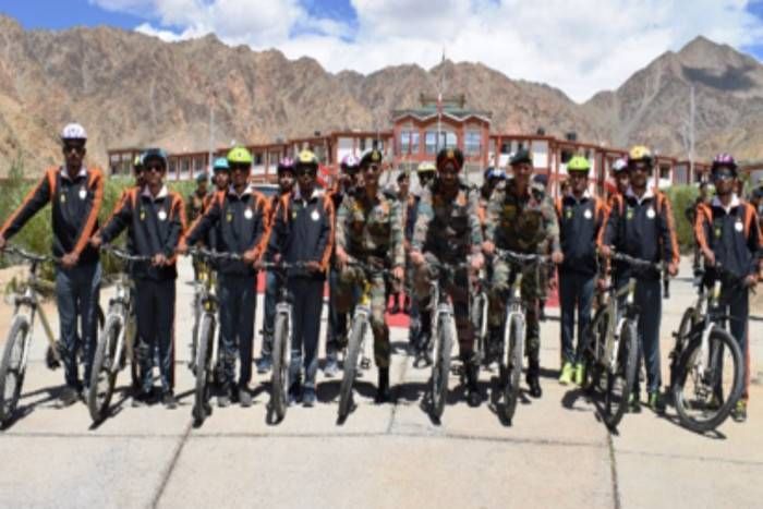 Kargil Vijay Diwas कारगिल विजय दिवस: शहीदों के सम्मान में लेह से निकली साइकिल यात्रा, जनरल पन्नू ने दिखाई हरी झंडी