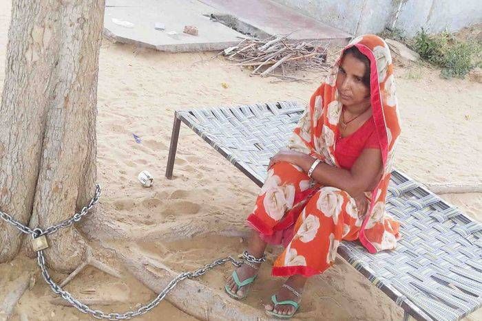 सीकर: एक खाट पर गुमशुम बैठी जिंदगी, पैरों में पड़ी बेडिय़ां, इस मां के दुख को हर कोई महसूस कर सकता है...