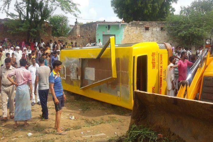 स्कूली बच्चों से भरी बल पलटी, एक बालक की मौत