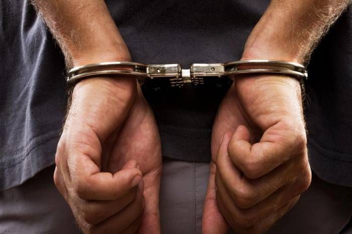 youth selling illegal liquor पुलिस ने कसी कमर, अवैध शराब बेचते युवक को पकड़ा