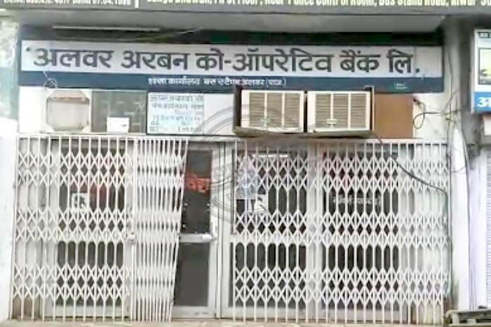 लगाई फटकार, कहा जनता का पैसा दो, नहीं तो अगले माह से कटेगी तनख्वाह