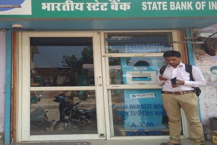 सीडीएम मशीन में अटक रही ग्राहकों की राशि, ग्राहक काट कर बैंक के चक्कर