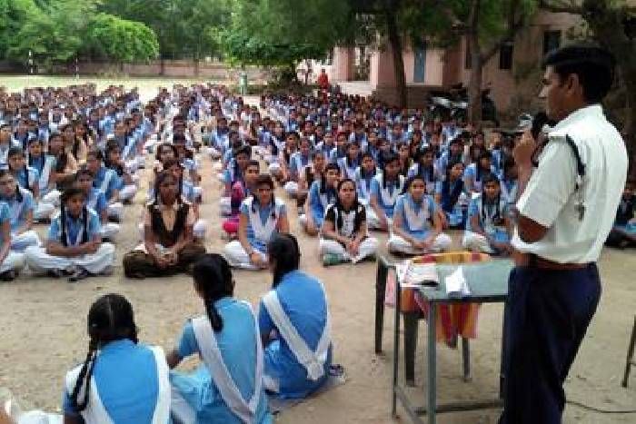 tonk हेलमेट लगाने के बताए फायदे, सिर की सुरक्षा के अलावा चेहरे ओर आंखों की भी होती है देखभाल
