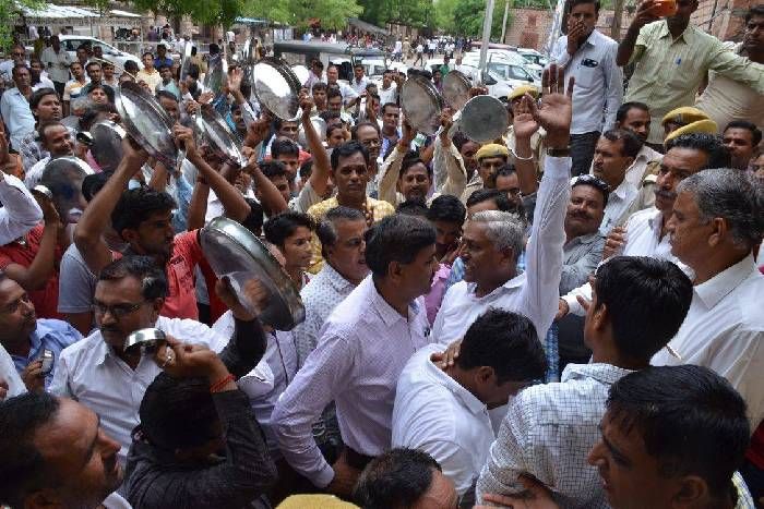 ग्रेनाइट उद्यमियों ने ऐसा क्या किया कि, राह चलते लोग ठिठक कर उन्हें देखने लगे