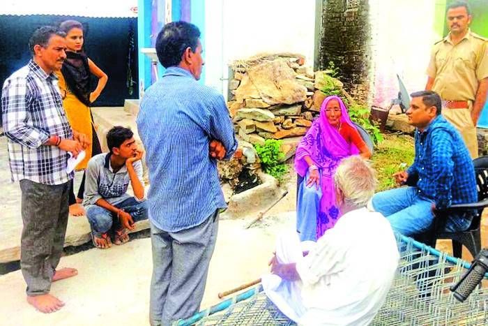 Mother complained of son and daughter-in-law डूंगरपुर : बेटा-बहू से परेशान मां ने की फरियाद, तहसीलदार ने घर पहुंच कर की समझाइश
