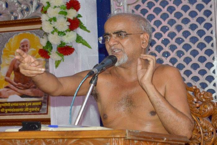 OMG: लड़कियों के जींस-टीशर्ट पहनने के बार में यह क्या बोल गए संत गुरु, आप भी चौंक जाएंगे जब पढ़ेंगे यह खबर