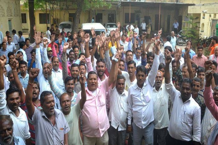 हड़ताल: शहर में बीमारी फैलने का खतरा बढ़ा, समझाने का प्रयास जारी, लेकिन कर्मचारी गिरफ्तारी की मांग पर अड़े...