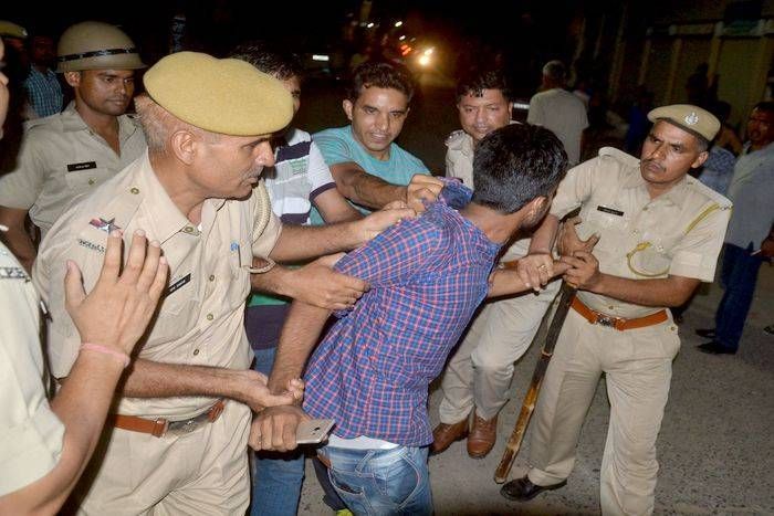 सीकर: देर रात दो पक्षों में झगड़ा, आधे घंटे तक शहर में पथराव दहशत में आए लोग, गाडिय़ों के शीशे तोड़े...