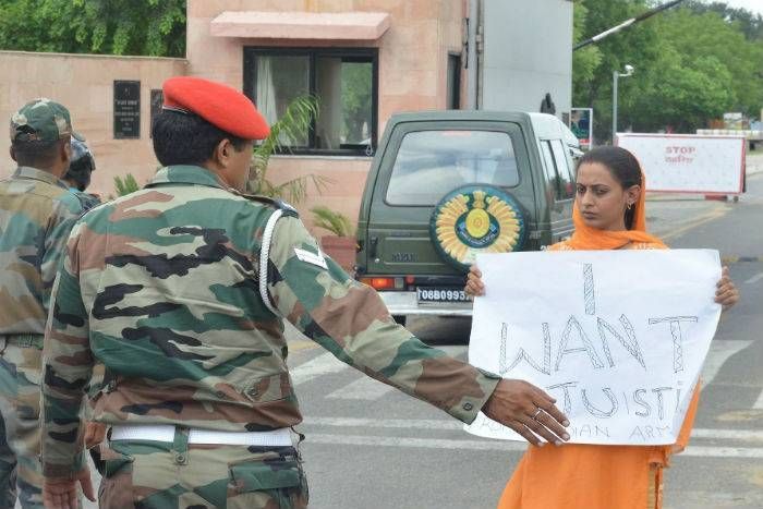 army area पत्नी बडी या कार, दहेज में नहीं मिली कार तो 21 दिन बाद दुल्हन को शिक्षक ने घर से निकाला
