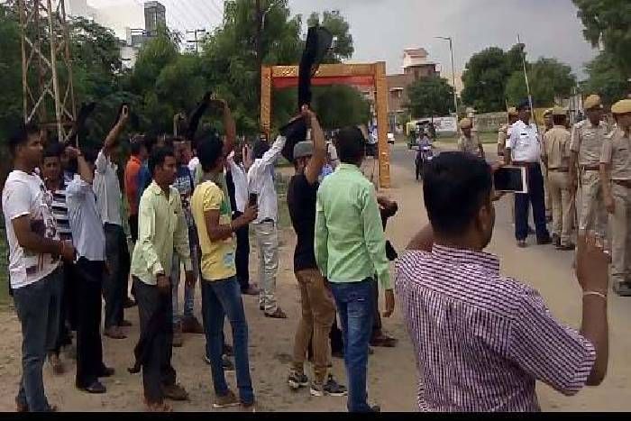 आनंदपाल प्रकरण: युवाओं ने भाजपा प्रदेशाध्यक्ष अशोक परनामी को दिखाए काले झंडे
