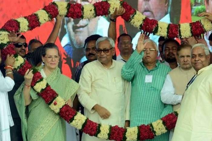 Mahagathbandhan महागठबंधन में रार: सोनिया गांधी ने लालू और नीतीश से की फोन पर बात