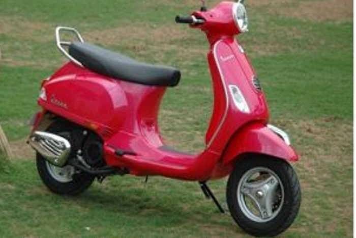 होटल पर काम करने आया और स्कूटी चुरा ले गया