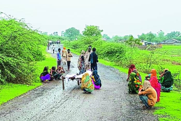 Dead body lying on the spot in nine-hour rain for बांसवाड़ा : मौताणे के लिए नौ घंटे बारिश में घटनास्थल पर पड़ा रखा शव, ढाई लाख की राशि पर हुआ समझौता