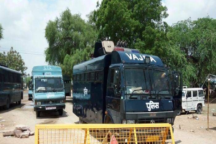 Police in Sanwrad सांवराद में 20 तक जारी रहेगा कफ्र्यू, 15 जुलाई तक बंद रहेगा इंटरनेट