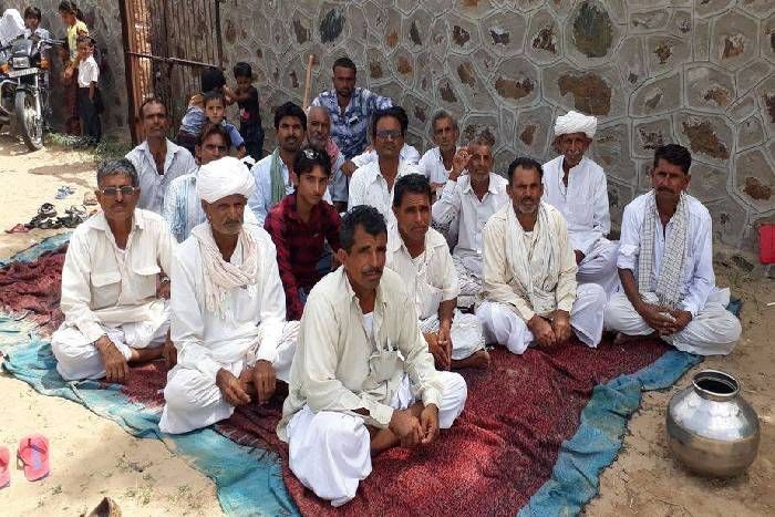 ऐसा क्या हुआ कि अभिभावकों ने स्कूल पर लगा दिया ताला, पढि़ए पूरी खबर...