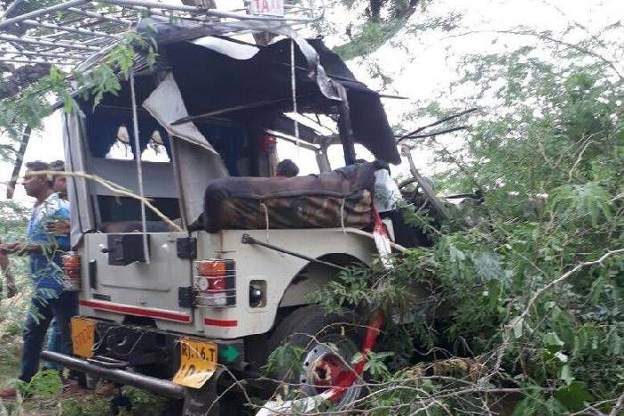 असंतुलित जीप पेड़ से टकराई 2 की मौत, 7 घायल