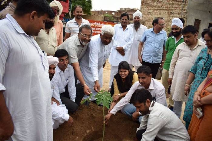 planting a plant संगरिया क्षेत्र में पौधरोपण का कार्य होगा आसान