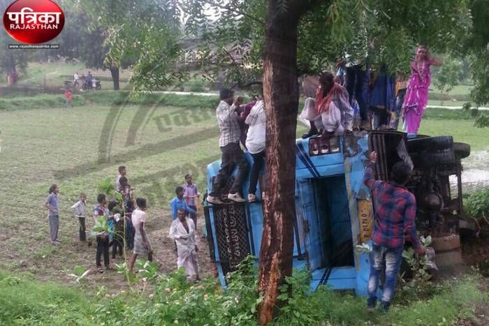 Video : Banswara : Bus overturned, 45 injured Video : बांसवाड़ा : घाटी से उतरते समय बस पलटी, 45 यात्री घायल, 8 लड़ रहे मौत से