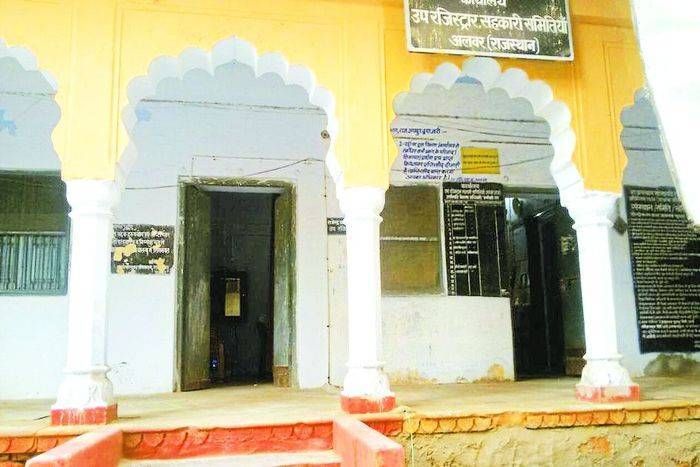 यहां पर दूसरे अधिकारी को नियुक्ति को दी, पर नहीं दिया जनता के काम करने का अधिकार