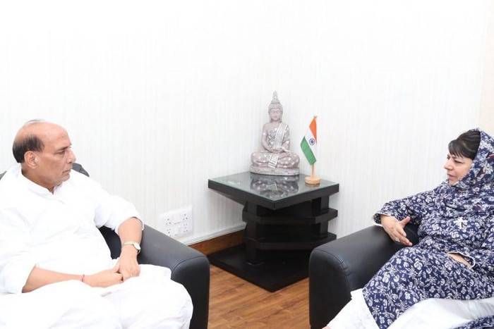 Mehbooba Mufti राजनाथ से मिलीं महबूबा, कहा- जब तक पूरा देश साथ नहीं होगा ये जंग नहीं जीत सकते