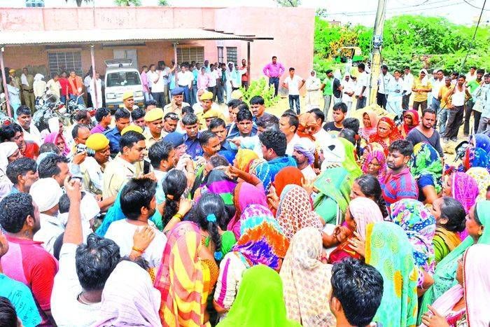 तनाव को देखते गांव में पुलिस बल तैनात, मृतकों का हुआ पोस्टमार्टम