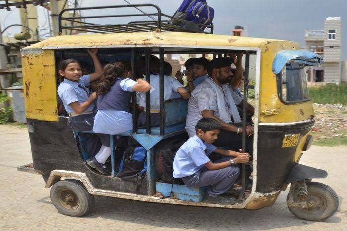 स्कूली बच्चों की सुरक्षा को लेकर अनदेखी, नियम कायदे ताक पर रख दौड़ रहीं बाल वाहिनी