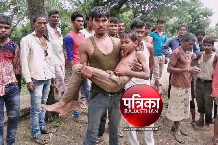 Dropped child in well CHILD'S BRAVERY : बच्चे की बहादुरी के हुनर ने मौत को दे दी मात : डेढ़ घंटे तक कुएं में लटका रहा