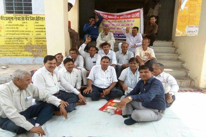 एसडीएम के खिलाफ वकीलों का धरना जारी, राजस्व फैसलों की जांच की मांग