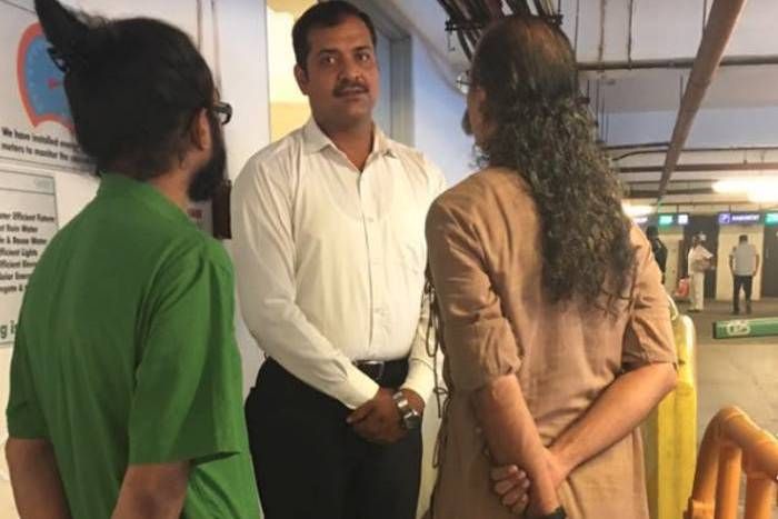 धोती पहने शख्स को भेदभाव का होना पड़ा शिकार, कोलकाता के माॅल में घुसने से रोका, अंग्रेजी में बहस से बनी बात
