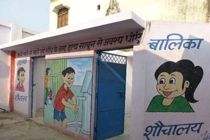 Girls do not have toilets in school मोदी जी...लड़कियों के लिए बिना शौचालय के स्कूल बनवा रहे हैं राजस्थान के अफसर